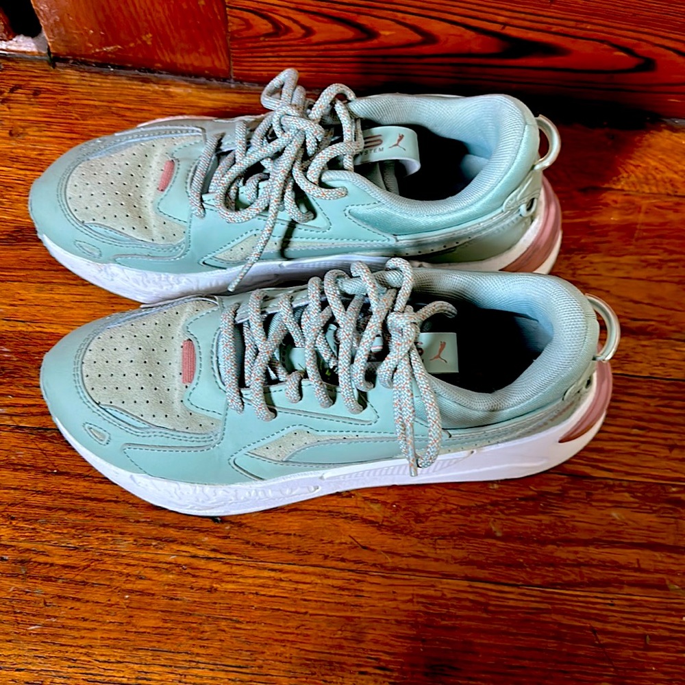 Women’s size 8 puma sneakers